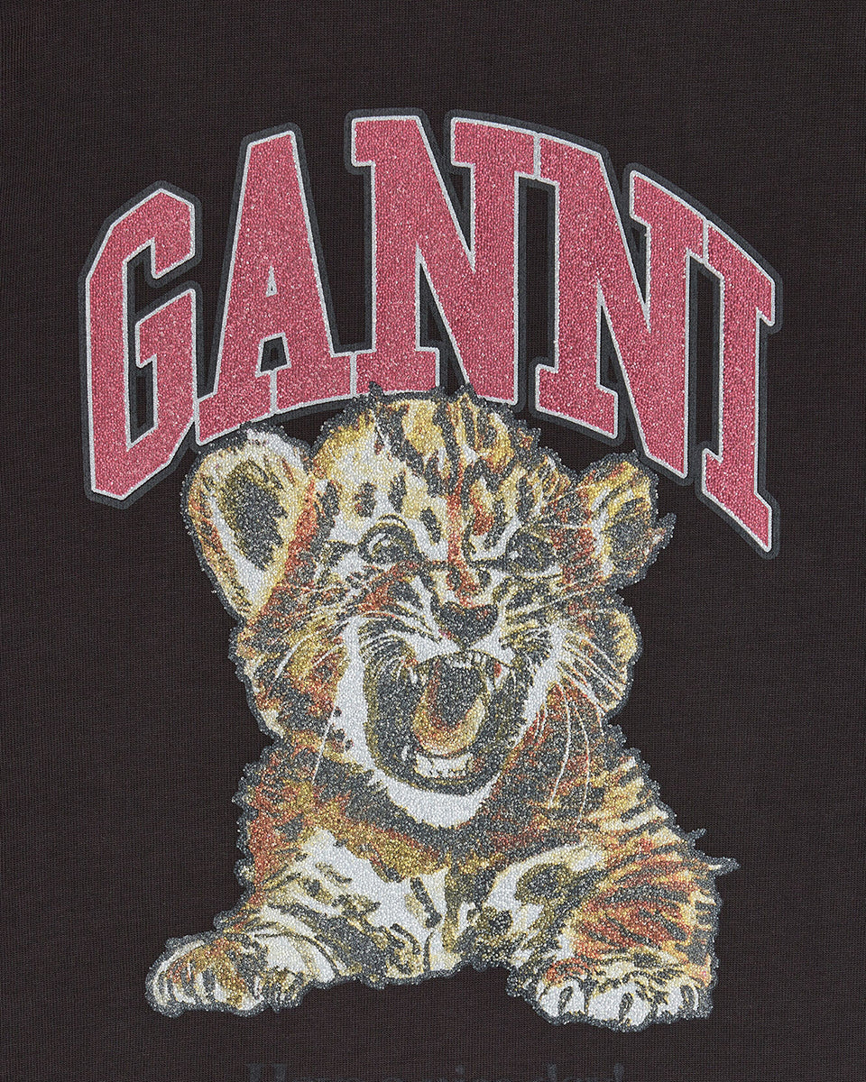 Oversizowy, ciemnoszary, bawełniany T-shirt Tiger Caviar GANNI Phantom z okrągłym dekoltem i krótkim, szerokim rękawem. Z przodu posiada kryształkową grafikę tygrysa oraz kryształkowe logo GANNI. Wykonany z grubej i miękkiej bawełny organicznej. Idealny z jeansami lub spódnicą.

-100% bawełna organiczna

-Fason OVERSIZE - jeśli chcesz uzyskać oversizowy efekt zamów koszulkę w swoim standardowym rozmiarze. Jeśli chcesz żeby był luźny, ale nieco bardziej przylegający - zamów go w mniejszym rozmiarze