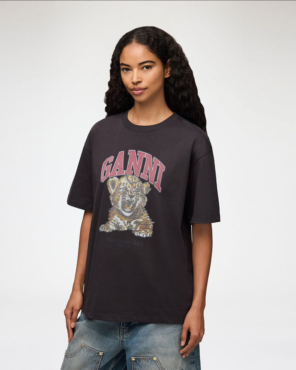 Oversizowy, ciemnoszary, bawełniany T-shirt Tiger Caviar GANNI Phantom z okrągłym dekoltem i krótkim, szerokim rękawem. Z przodu posiada kryształkową grafikę tygrysa oraz kryształkowe logo GANNI. Wykonany z grubej i miękkiej bawełny organicznej. Idealny z jeansami lub spódnicą.

-100% bawełna organiczna

-Fason OVERSIZE - jeśli chcesz uzyskać oversizowy efekt zamów koszulkę w swoim standardowym rozmiarze. Jeśli chcesz żeby był luźny, ale nieco bardziej przylegający - zamów go w mniejszym rozmiarze