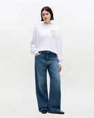 Luźne, klasyczne jeansy z przetarciami Heavy Denim Izey Dark Blue marki GANNI z wysokim stanem i długimi, szerokimi nogawkami. Spodnie mają bardzo obszerny krój na całej długości, co nadaje sylwetce oversizowy charakter. Posiadają 5 kieszeni. Wykonane z bawełny organicznej.&nbsp;

-Klasyczny denim

-Luźny krój

-Wysoki stan

-Zamów w rozmiarze, który nosisz zazwyczaj