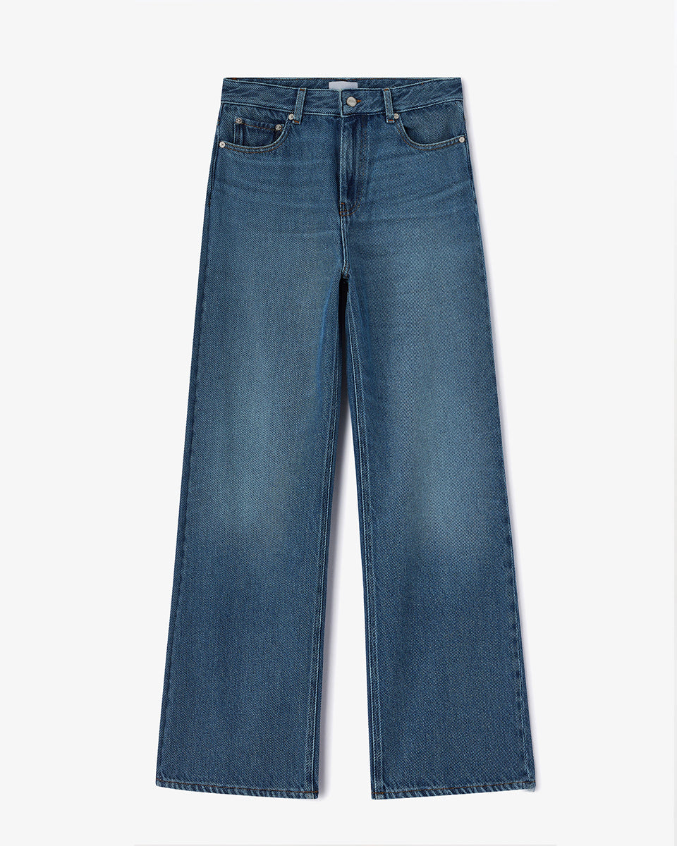 Luźne, klasyczne jeansy z przetarciami Heavy Denim Izey Dark Blue marki GANNI z wysokim stanem i długimi, szerokimi nogawkami. Spodnie mają bardzo obszerny krój na całej długości, co nadaje sylwetce oversizowy charakter. Posiadają 5 kieszeni. Wykonane z bawełny organicznej.&nbsp;

-Klasyczny denim

-Luźny krój

-Wysoki stan

-Zamów w rozmiarze, który nosisz zazwyczaj