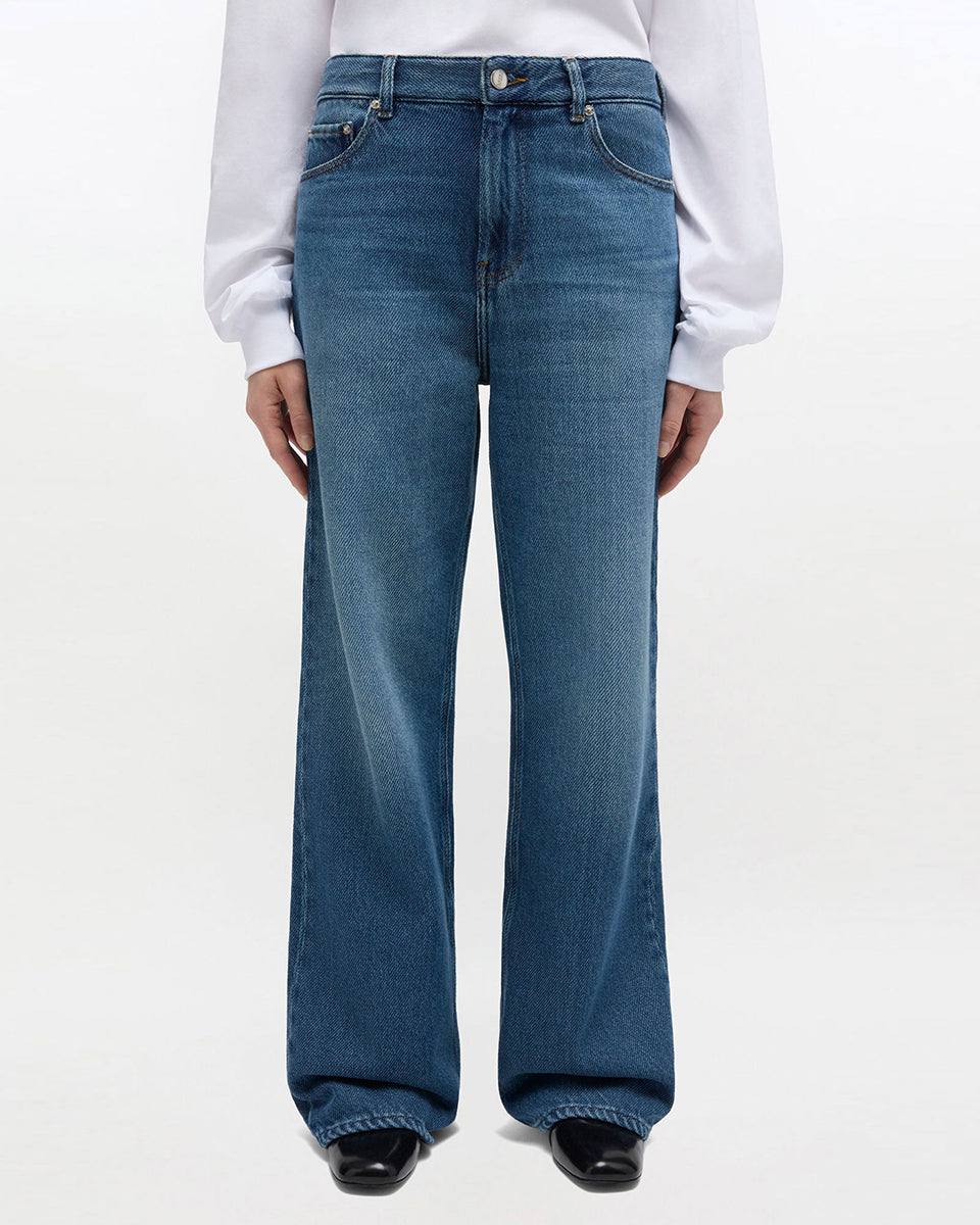Luźne, klasyczne jeansy z przetarciami Heavy Denim Izey Dark Blue marki GANNI z wysokim stanem i długimi, szerokimi nogawkami. Spodnie mają bardzo obszerny krój na całej długości, co nadaje sylwetce oversizowy charakter. Posiadają 5 kieszeni. Wykonane z bawełny organicznej.&nbsp;

-Klasyczny denim

-Luźny krój

-Wysoki stan

-Zamów w rozmiarze, który nosisz zazwyczaj