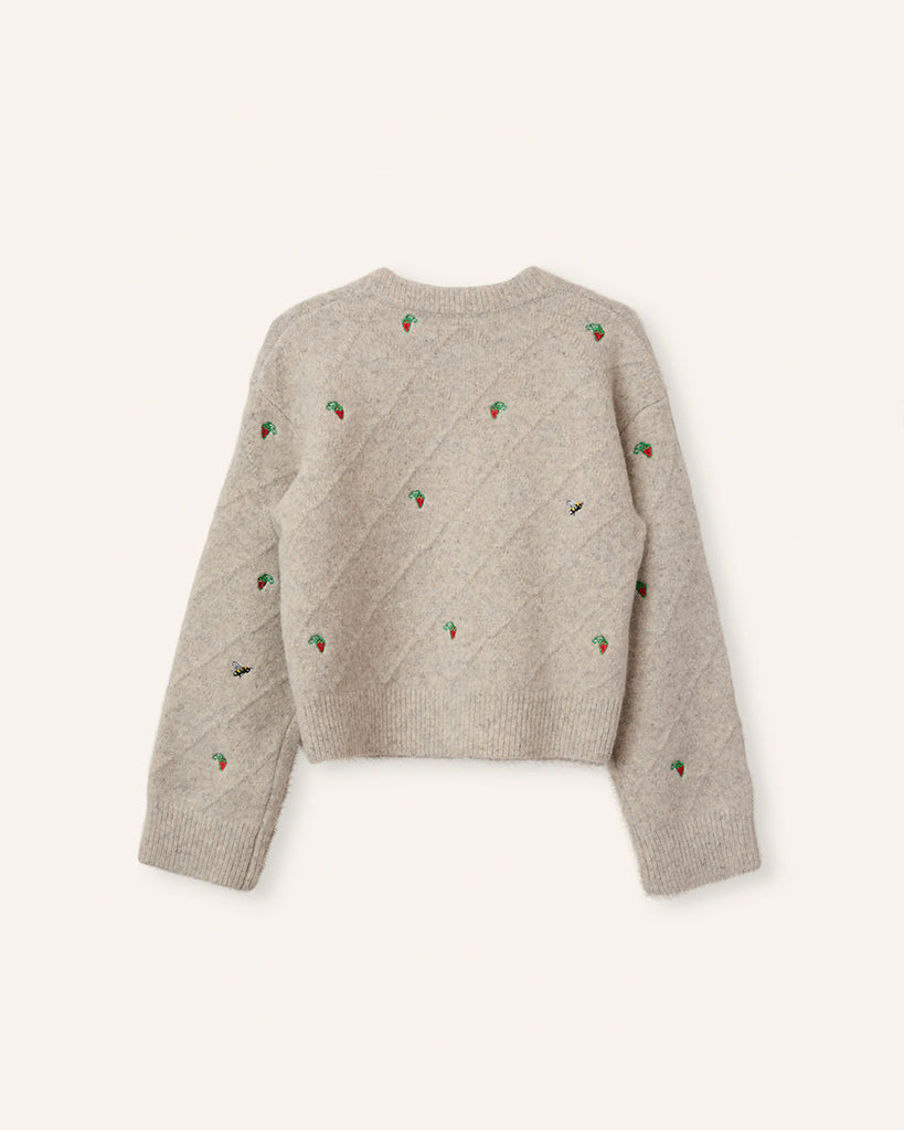 Luźny kardigan Maja HELMSTEDT o pudełkowym fasonie z okrągłym dekoltem i szerokimi rękawami. Haftowany ręcznie w uroczy motyw z drobnymi poziomkami i pszczołami. Zapinany na guziki obszyte dzianiną.