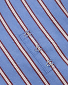 Ponadczasowa koszula w paski Hillary Stripes Love Stories z długim rękawem i klasycznym kołnierzykiem. Model ten jest zapinany na guziki z przodu i ma luźny, pudełkowy krój, co nadaje mu swobodny charakter. Wykonana w 100% z lekkiej bawełny, co zapewnia przewiewność i komfort noszenia przez cały dzień.