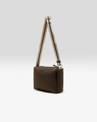 Zapinana na suwak torebka typu cross body Hobbes Dark Roast marki Bellerose z brązowego, matowego nylonu o fakturowanej powierzchni. Wyróżnia się prostokątnym kształtem, miękką konstrukcją oraz regulowanym paskiem w paski i silikonowym logo.&nbsp;
