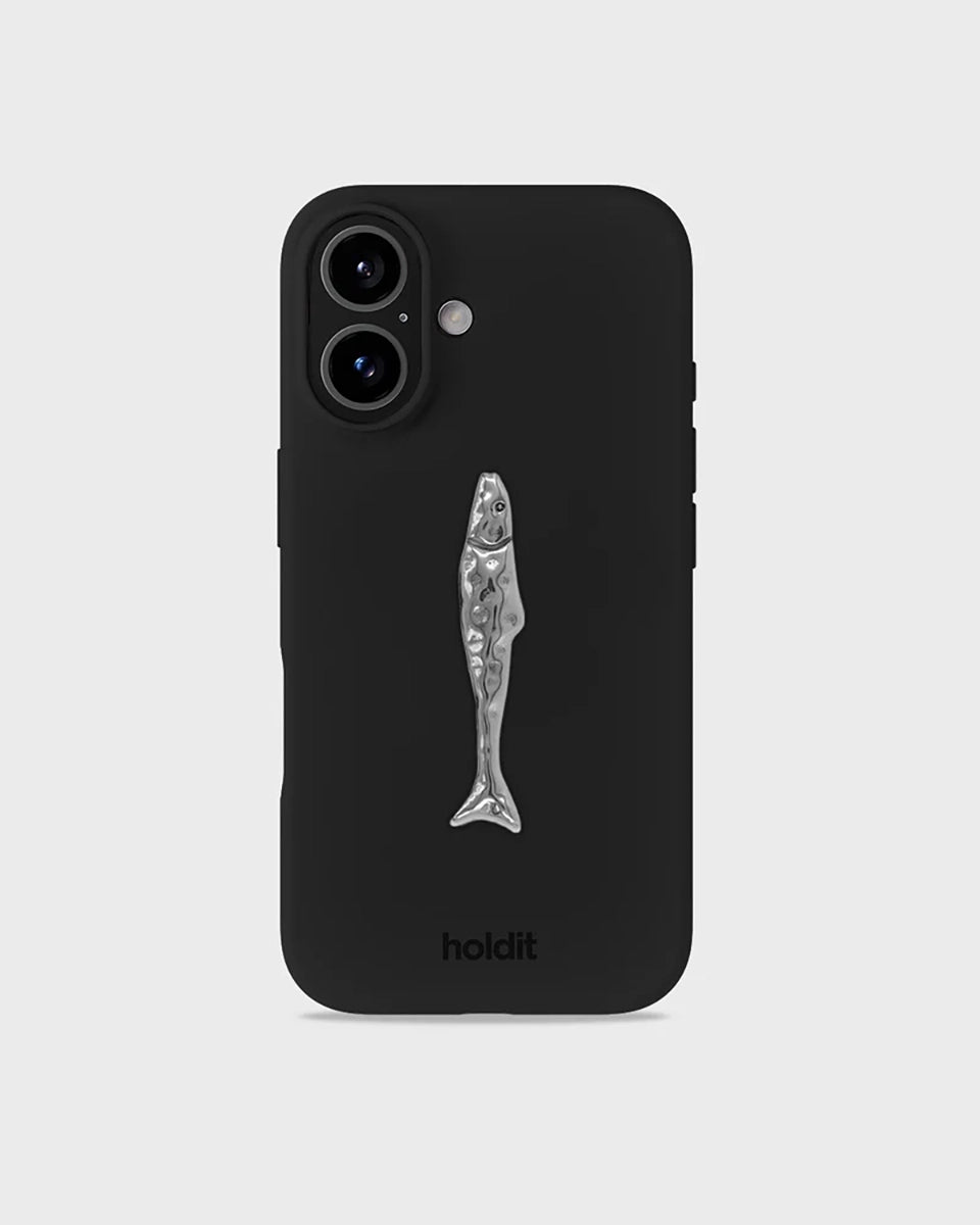 Metalowa, dekoracyjna naklejka na obudowę telefonu Holdit w kształcie ryby. Przyklej ją do swojego telefonu, laptopa lub notesu za pomocą klejącego tyłu. Dopasuj ją do silikonowego etui w wybranym kolorze. Wykonana ze stali nierdzewnej.