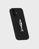Metalowa, dekoracyjna naklejka na obudowę telefonu Holdit w kształcie ryby. Przyklej ją do swojego telefonu, laptopa lub notesu za pomocą klejącego tyłu. Dopasuj ją do silikonowego etui w wybranym kolorze. Wykonana ze stali nierdzewnej.