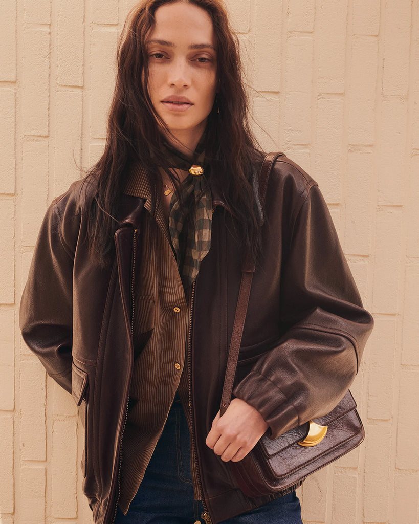 Efektowna koszula Honoria Nutsand francuskiej marki Sessun w oficerskim stylu, z długimi rękawami i paskami na ramionach z ozdobnymi guzikami.Na piersi naszywane ma kieszenie z patkami. Zapinana na ozdobne guziki. Wykonana z miękkiej, prążkowanej popeliny lyocell, tkanej we Włoszech.