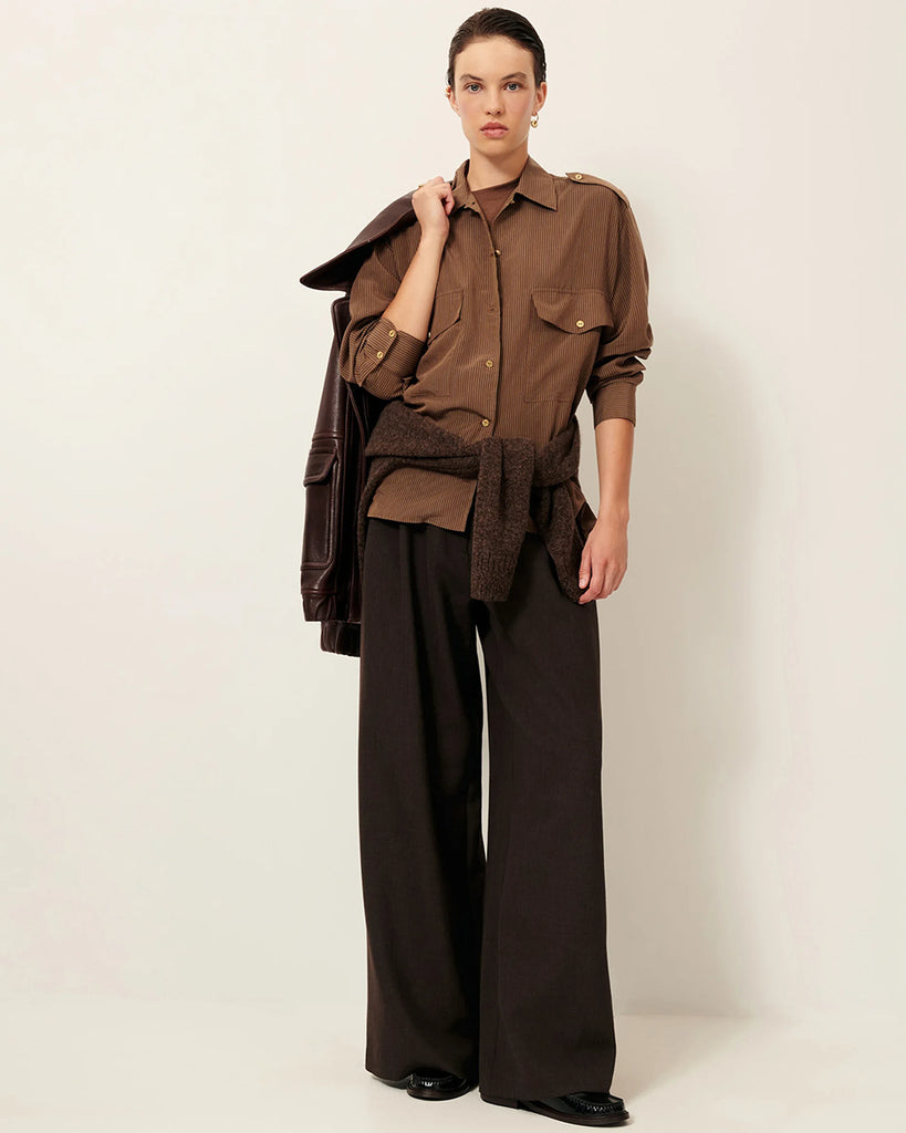 Efektowna koszula Honoria Nutsand francuskiej marki Sessun w oficerskim stylu, z długimi rękawami i paskami na ramionach z ozdobnymi guzikami.Na piersi naszywane ma kieszenie z patkami. Zapinana na ozdobne guziki. Wykonana z miękkiej, prążkowanej popeliny lyocell, tkanej we Włoszech.