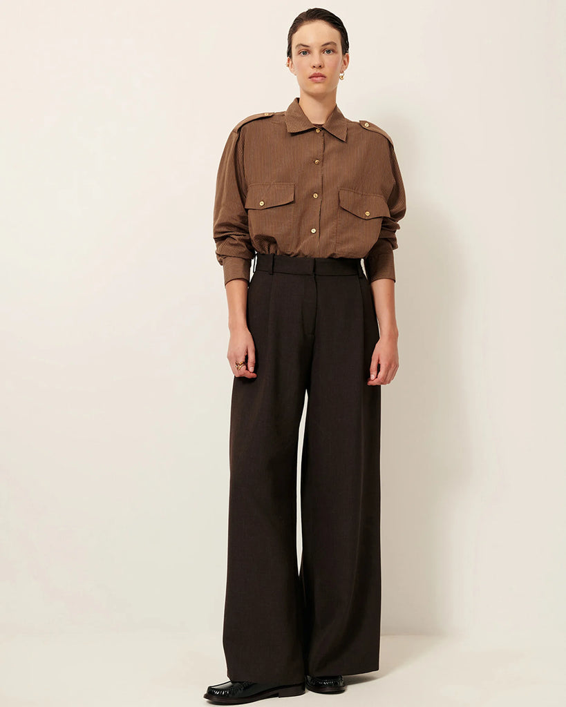 Efektowna koszula Honoria Nutsand francuskiej marki Sessun w oficerskim stylu, z długimi rękawami i paskami na ramionach z ozdobnymi guzikami.Na piersi naszywane ma kieszenie z patkami. Zapinana na ozdobne guziki. Wykonana z miękkiej, prążkowanej popeliny lyocell, tkanej we Włoszech.