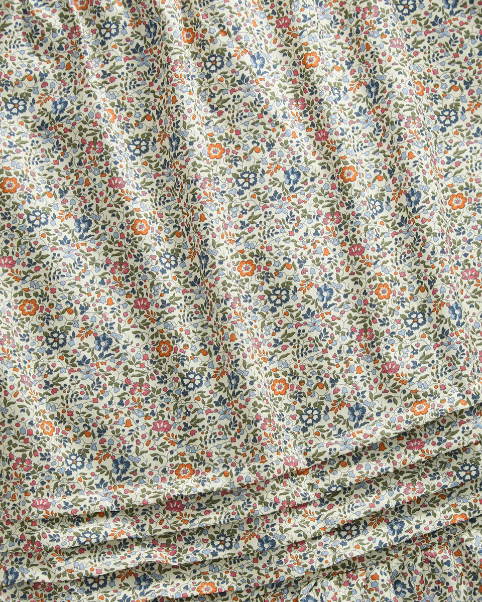 Luźna bluzka Hope Flower Field marki SKALL w kwiatowy print. Ma rękawy 3/4, kwadratowy dekolt oraz głębokie wycięcie na plecach. Ozdobiona jest dodatkowo plisami i falbankami. Wykonana w 100% z certyfikowanej bawełny organicznej.&nbsp;

-Kwiatowy print&nbsp;

-Bawełna organiczna

-Luźny krój. Wybierz swój standardowy rozmiar, jeśli wolisz oversizowy look lub mniejszy aby uzyskać look z nieco mniejszą objętością.&nbsp;