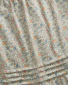 Luźna bluzka Hope Flower Field marki SKALL w kwiatowy print. Ma rękawy 3/4, kwadratowy dekolt oraz głębokie wycięcie na plecach. Ozdobiona jest dodatkowo plisami i falbankami. Wykonana w 100% z certyfikowanej bawełny organicznej.&nbsp;

-Kwiatowy print&nbsp;

-Bawełna organiczna

-Luźny krój. Wybierz swój standardowy rozmiar, jeśli wolisz oversizowy look lub mniejszy aby uzyskać look z nieco mniejszą objętością.&nbsp;