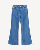 Ponadczasowe jeansy Houston Denim Blue By Malene Birger z wysokim stanem i długą rozszerzaną nogawką. Zapinane na zamek błyskawiczny i guzik. Posiadają pięć kieszeni. Na najmniejszej kieszonce z prawej strony posiadają niewielkie, haftowane logo marki. Wykonane z bawełny organicznej.&nbsp;

-Wysoki stan

-Długa, rozszerzana nogawka&nbsp;

-Bawełna organiczna