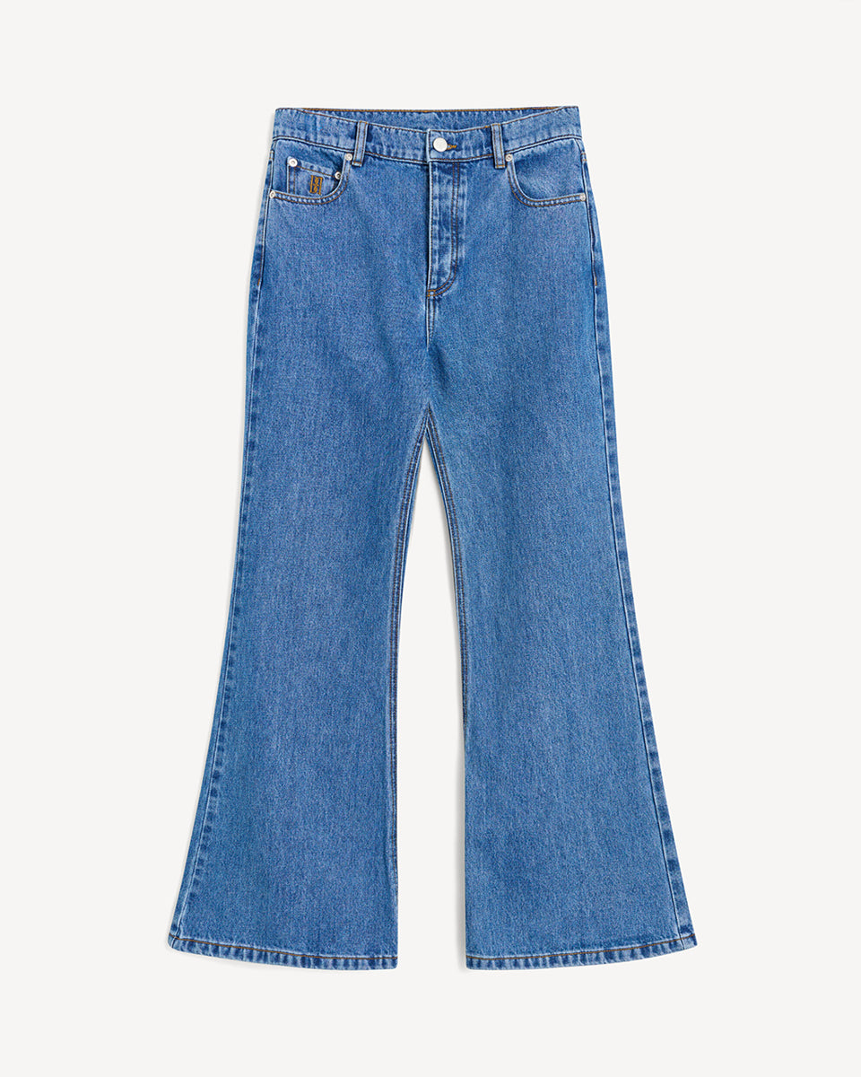 Ponadczasowe jeansy Houston Denim Blue By Malene Birger z wysokim stanem i długą rozszerzaną nogawką. Zapinane na zamek błyskawiczny i guzik. Posiadają pięć kieszeni. Na najmniejszej kieszonce z prawej strony posiadają niewielkie, haftowane logo marki. Wykonane z bawełny organicznej.&nbsp;

-Wysoki stan

-Długa, rozszerzana nogawka&nbsp;

-Bawełna organiczna