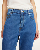 Ponadczasowe jeansy Houston Denim Blue By Malene Birger z wysokim stanem i długą rozszerzaną nogawką. Zapinane na zamek błyskawiczny i guzik. Posiadają pięć kieszeni. Na najmniejszej kieszonce z prawej strony posiadają niewielkie, haftowane logo marki. Wykonane z bawełny organicznej.&nbsp;

-Wysoki stan

-Długa, rozszerzana nogawka&nbsp;

-Bawełna organiczna