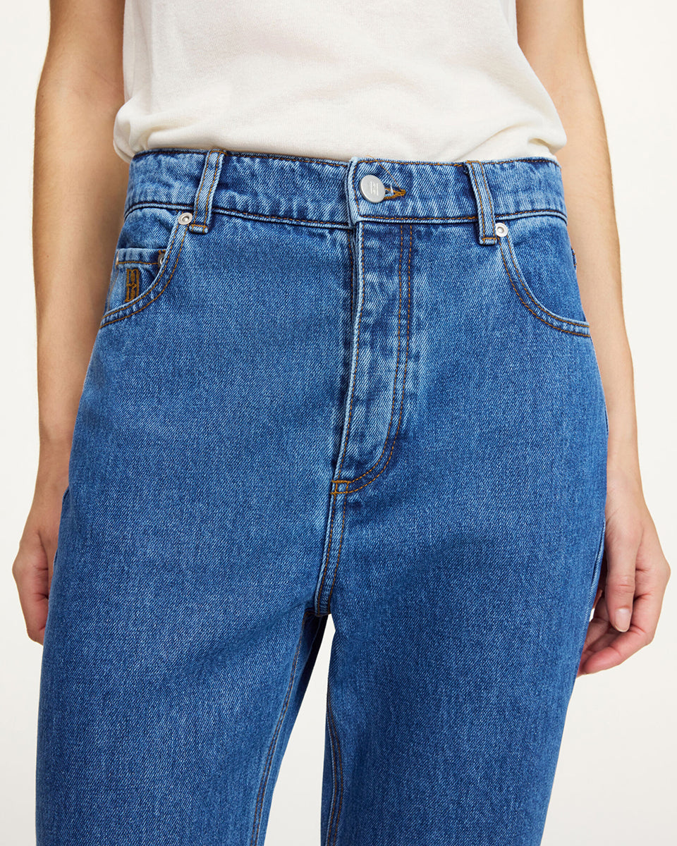Ponadczasowe jeansy Houston Denim Blue By Malene Birger z wysokim stanem i długą rozszerzaną nogawką. Zapinane na zamek błyskawiczny i guzik. Posiadają pięć kieszeni. Na najmniejszej kieszonce z prawej strony posiadają niewielkie, haftowane logo marki. Wykonane z bawełny organicznej.&nbsp;

-Wysoki stan

-Długa, rozszerzana nogawka&nbsp;

-Bawełna organiczna