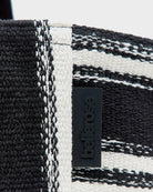 Gruba, tkana, bawełniana torba Ibox Stripe A marki Bellerose w czarno-białe paski. Bardzo pojemna w środku. Posiada solidne uchwyty, wewnętrzną kieszeń główną oraz mniejszą kieszeń z metką na imię. Na bocznym szwie widoczna jest niewielka etykieta z logo marki. Wykonana z grubej bawełny.&nbsp;