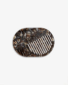 Kompaktowy grzebień do włosów SA ICON Mirror/Comb SUI AVA z lusterkiem. Produkt idealnie nadaje się do noszenia w torebce, umożliwiając szybkie poprawki wyglądu w ciągu dnia.

Akcesoria do włosów nie podlegają zwrotowi ani wymianie ze względów higienicznych.&nbsp;
