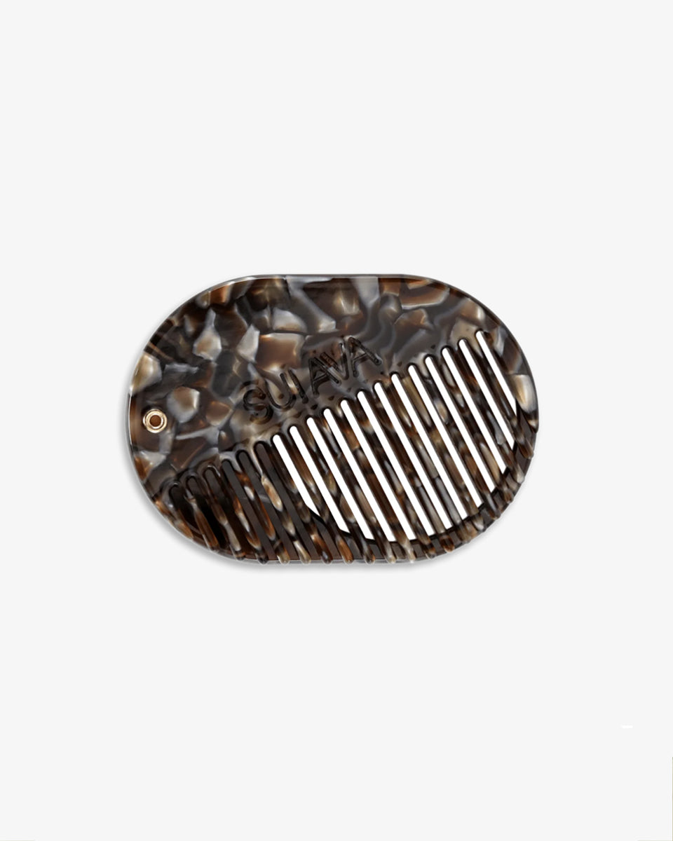 Kompaktowy grzebień do włosów SA ICON Mirror/Comb SUI AVA z lusterkiem. Produkt idealnie nadaje się do noszenia w torebce, umożliwiając szybkie poprawki wyglądu w ciągu dnia.

Akcesoria do włosów nie podlegają zwrotowi ani wymianie ze względów higienicznych.&nbsp;