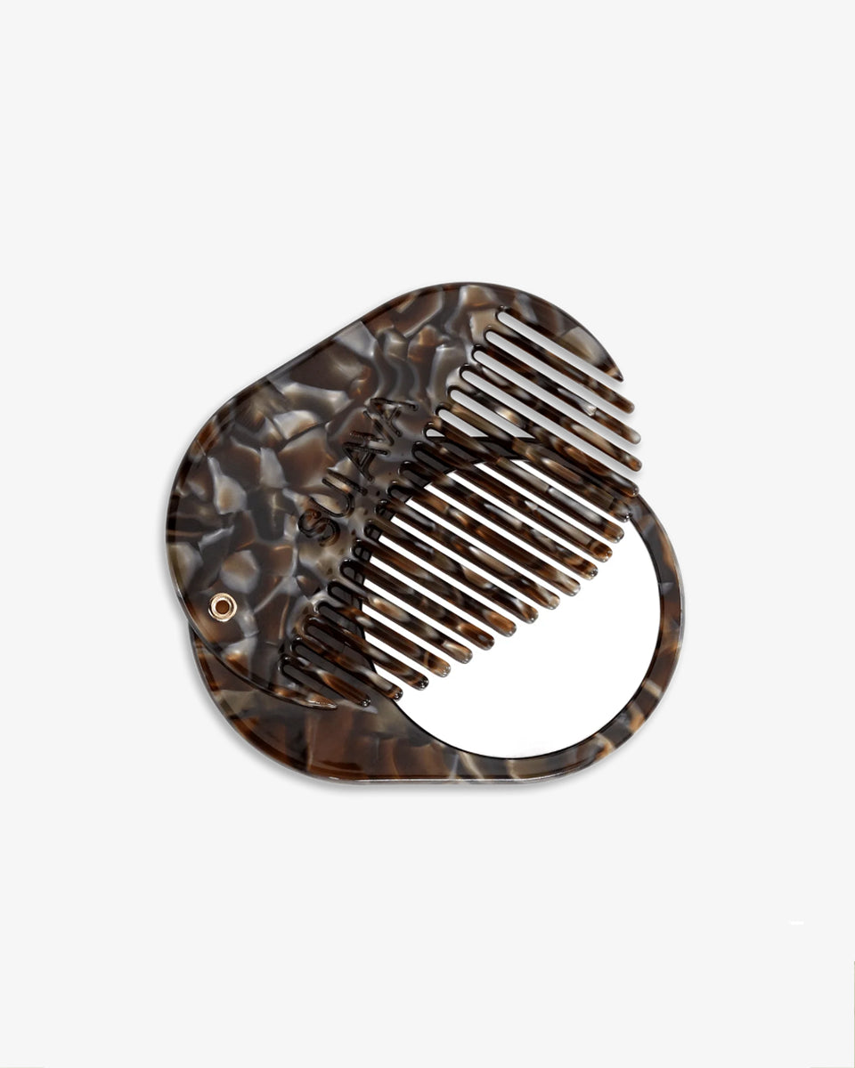 Kompaktowy grzebień do włosów SA ICON Mirror/Comb SUI AVA z lusterkiem. Produkt idealnie nadaje się do noszenia w torebce, umożliwiając szybkie poprawki wyglądu w ciągu dnia.

Akcesoria do włosów nie podlegają zwrotowi ani wymianie ze względów higienicznych.&nbsp;