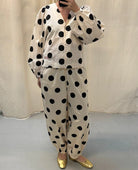 Luźne spodnie Iluna SISSEL EDELBO z żakardowej tkaniny z modnym wzorem polka dots. Posiadają szerokie, luźne nogawki zakończone wąskimi, elastycznymi ściągaczami. Spodnie mają elastyczną talię. Wykonane zostały z tkaniny pozyskanej z postprodukcji, co nadaje spodniom oryginalności i niepowtarzalności.

-Luźny fason

-Lekka tkanina w czarne grochy

-Ręcznie wykonane hafty&nbsp;

-Zamów spodnie w swoim normalnym rozmiarze