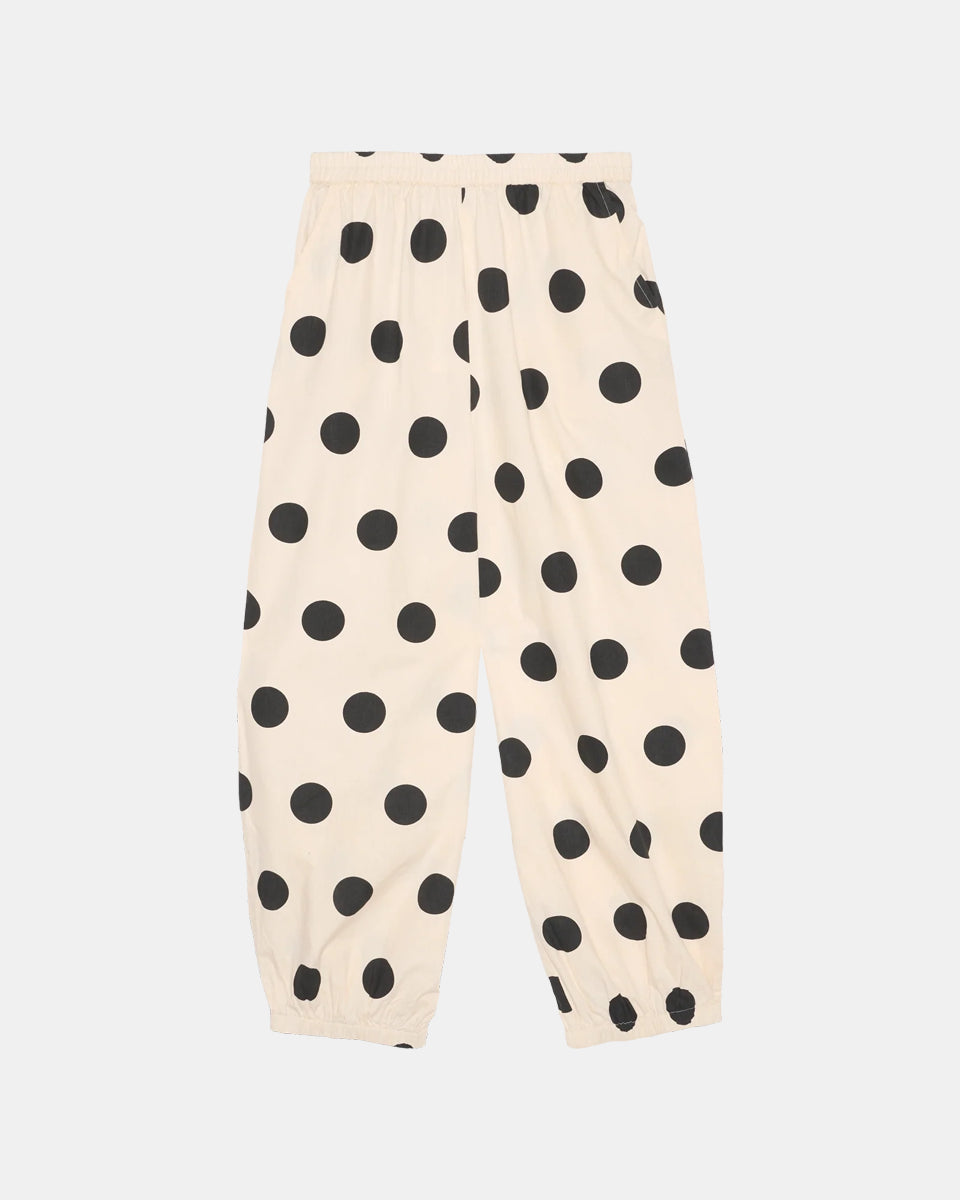Luźne spodnie Iluna SISSEL EDELBO z żakardowej tkaniny z modnym wzorem polka dots. Posiadają szerokie, luźne nogawki zakończone wąskimi, elastycznymi ściągaczami. Spodnie mają elastyczną talię. Wykonane zostały z tkaniny pozyskanej z postprodukcji, co nadaje spodniom oryginalności i niepowtarzalności.

-Luźny fason

-Lekka tkanina w czarne grochy

-Ręcznie wykonane hafty&nbsp;

-Zamów spodnie w swoim normalnym rozmiarze