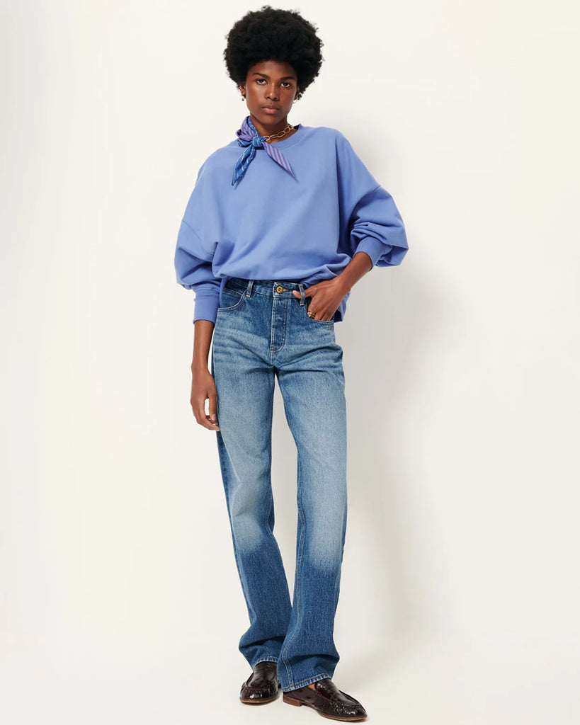 Niebieska, overizowa bluza Isi Italian Blue marki Sessun z okrągłym dekoltem i długimi rękawami z dopasowanymi mankietami. Obniżona linia ramion. Wykonana z czesanego polaru.&nbsp;
