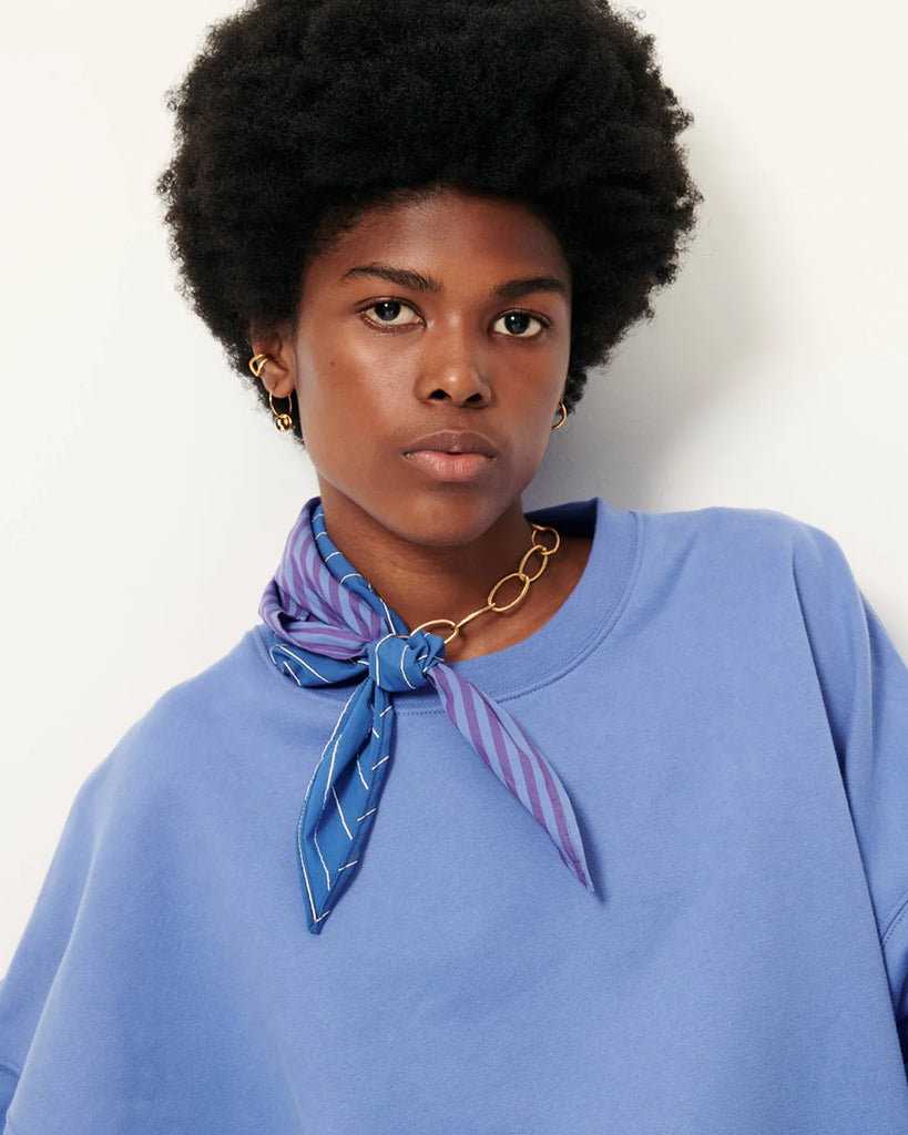 Niebieska, overizowa bluza Isi Italian Blue marki Sessun z okrągłym dekoltem i długimi rękawami z dopasowanymi mankietami. Obniżona linia ramion. Wykonana z czesanego polaru.&nbsp;
