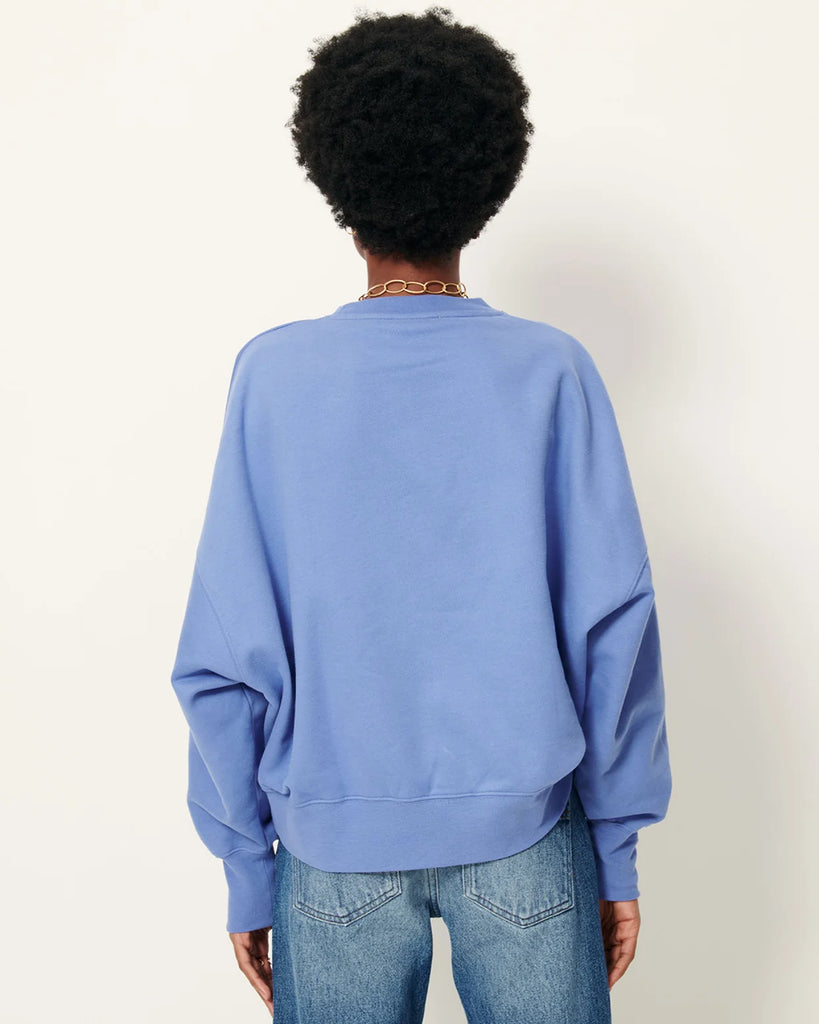 Niebieska, overizowa bluza Isi Italian Blue marki Sessun z okrągłym dekoltem i długimi rękawami z dopasowanymi mankietami. Obniżona linia ramion. Wykonana z czesanego polaru.&nbsp;
