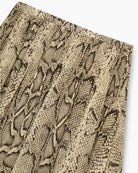 Efektowna, midi spódnica Isley TNS Snake Print wyróżnia się wężowym printem, który łączy w sobie odcienie beżu, brązu, szarości i czerni. Posiada luźny, zwiewny krój z efektownymi kaskadowymi falbanami i asymetrycznym dołem, co nadaje jej dynamicznej objętości oraz lekkości w ruchu. Model ten ma wygodny, elastyczny pas, który subtelnie marszczy materiał u góry. Dzięki warstwowej budowie spódnica pięknie faluje się i stanowi wyrazisty element każdej stylizacji.

-Długość midi

-Asymetryczny krój

-Falbany