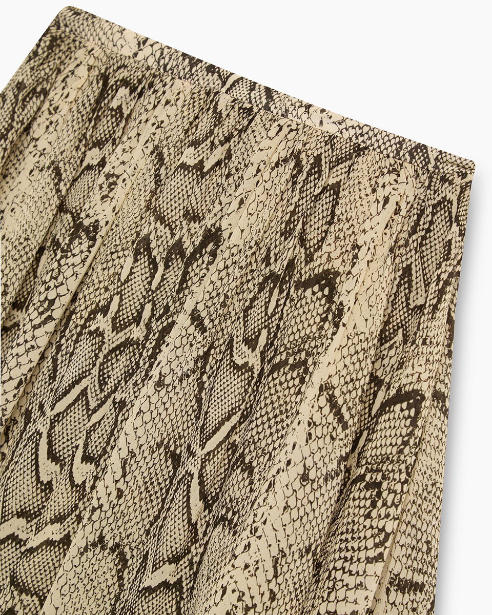 Efektowna, midi spódnica Isley TNS Snake Print wyróżnia się wężowym printem, który łączy w sobie odcienie beżu, brązu, szarości i czerni. Posiada luźny, zwiewny krój z efektownymi kaskadowymi falbanami i asymetrycznym dołem, co nadaje jej dynamicznej objętości oraz lekkości w ruchu. Model ten ma wygodny, elastyczny pas, który subtelnie marszczy materiał u góry. Dzięki warstwowej budowie spódnica pięknie faluje się i stanowi wyrazisty element każdej stylizacji.

-Długość midi

-Asymetryczny krój

-Falbany