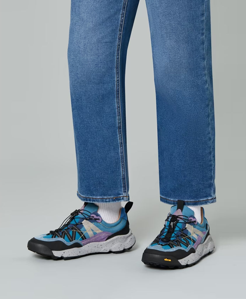 Sneakersy Iwano 2 japońskiej marki Flower Mountain na lekkiej podeszwie z gumowym, traktorowym spodem. Wykonane z technicznej tkaniny oraz wodoodpornej membrany, zapewniającej komfort w każdych warunkach pogodowych. Wiązane za pomocą sznurówek inspirowanych obuwiem trekkingowym. Wewnątrz posiadają antybakteryjną, naturalną wkładkę z korka.

-Rozmiarówka butów jest standardowa. Zamów je w swoim normalnym rozmiarze