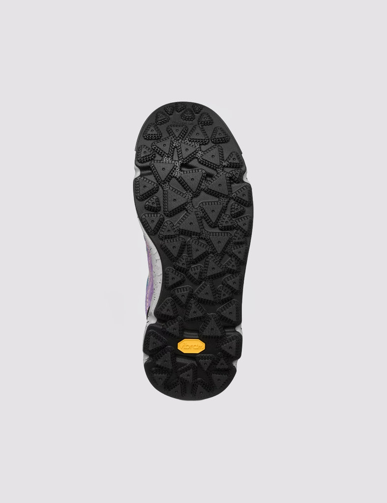 Sneakersy Iwano 2 japońskiej marki Flower Mountain na lekkiej podeszwie z gumowym, traktorowym spodem. Wykonane z technicznej tkaniny oraz wodoodpornej membrany, zapewniającej komfort w każdych warunkach pogodowych. Wiązane za pomocą sznurówek inspirowanych obuwiem trekkingowym. Wewnątrz posiadają antybakteryjną, naturalną wkładkę z korka.

-Rozmiarówka butów jest standardowa. Zamów je w swoim normalnym rozmiarze