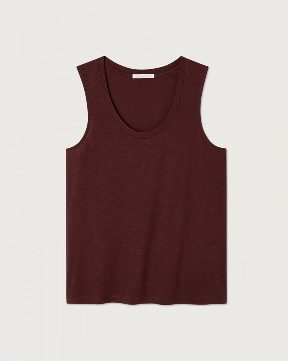 Luźny tank top JAC47 American Vintage Pourpre Vintage na szerokich ramiączkach z okrągłym dekoltem. Wykonany z cienkiej i miękkiej tkaniny z bawełną i wiskozą.&nbsp;

-Prosty krój

-Luźny fason

-Zamów top w swoim normalnym rozmiarze