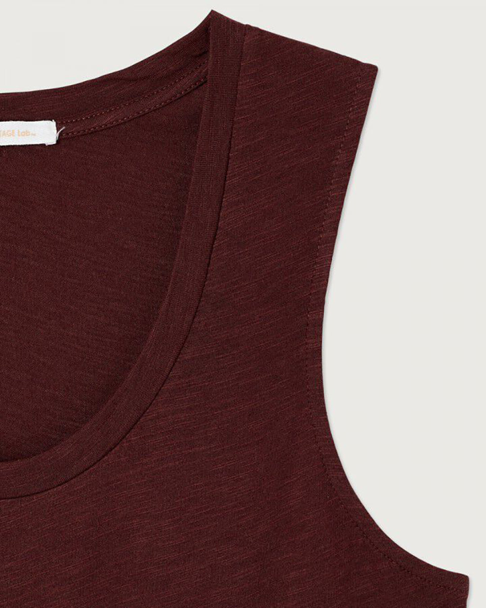 Luźny tank top JAC47 American Vintage Pourpre Vintage na szerokich ramiączkach z okrągłym dekoltem. Wykonany z cienkiej i miękkiej tkaniny z bawełną i wiskozą.&nbsp;

-Prosty krój

-Luźny fason

-Zamów top w swoim normalnym rozmiarze
