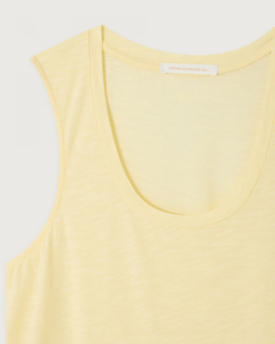 Luźny tank top JAC47 American Vintage Vanille Vinta na szerokich ramiączkach z okrągłym dekoltem. Wykonany z cienkiej i miękkiej tkaniny z bawełną i wiskozą.&nbsp;

-Prosty krój

-Luźny fason

-Zamów top w swoim normalnym rozmiarze
