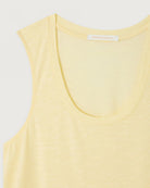 Luźny tank top JAC47 American Vintage Vanille Vinta na szerokich ramiączkach z okrągłym dekoltem. Wykonany z cienkiej i miękkiej tkaniny z bawełną i wiskozą.&nbsp;

-Prosty krój

-Luźny fason

-Zamów top w swoim normalnym rozmiarze