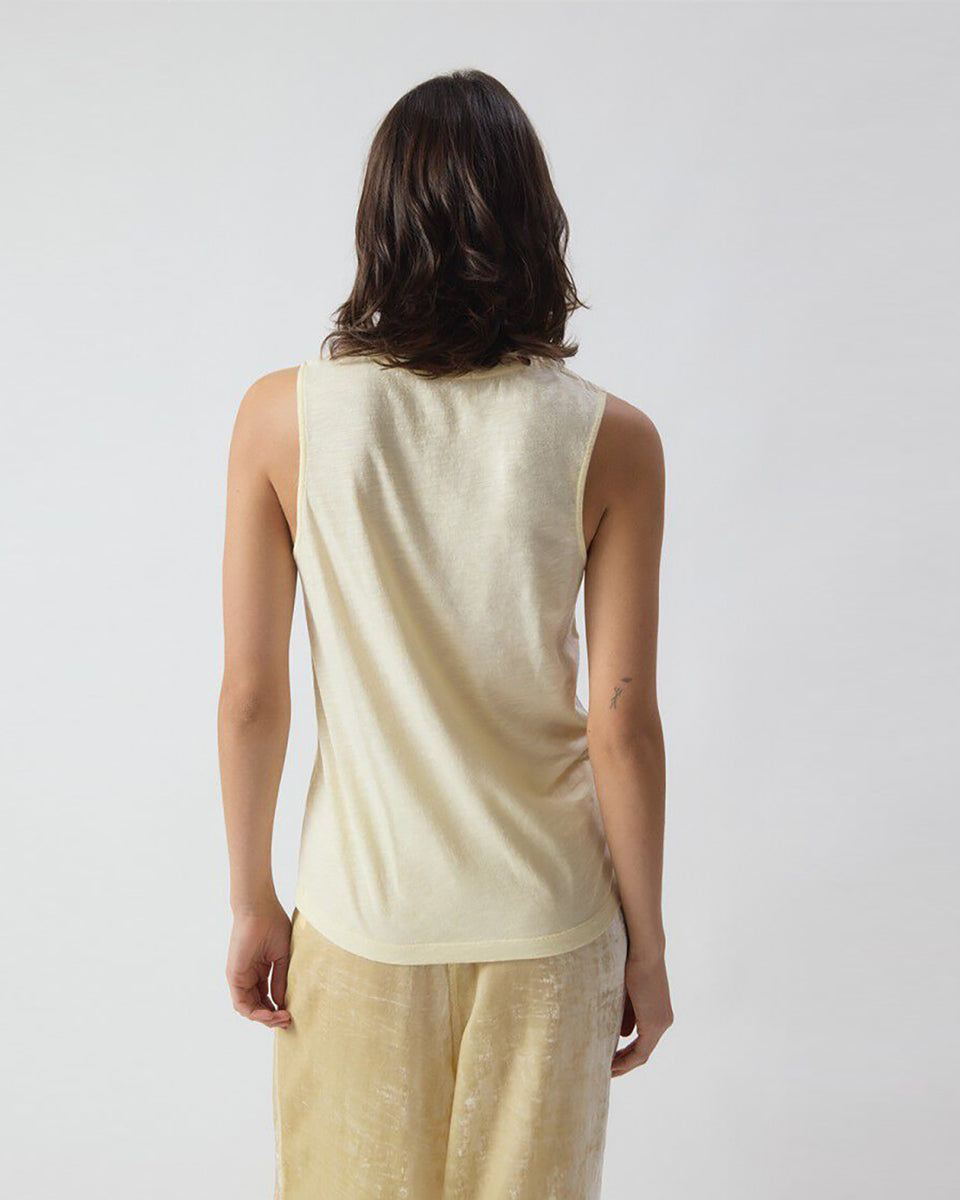 Luźny tank top JAC47 American Vintage Vanille Vinta na szerokich ramiączkach z okrągłym dekoltem. Wykonany z cienkiej i miękkiej tkaniny z bawełną i wiskozą.&nbsp;

-Prosty krój

-Luźny fason

-Zamów top w swoim normalnym rozmiarze