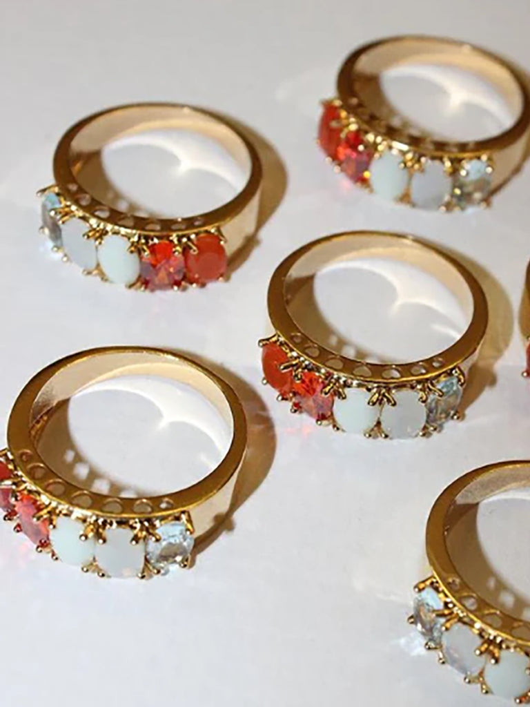 Pierścionek Janet Crystal Pico Copenhagen z kolorowymi kryształkami i wzorem serca po bokach.&nbsp;

Dostępny w różnych rozmiarach.