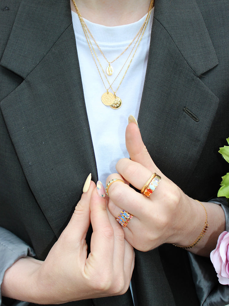 Pierścionek Janet Crystal Pico Copenhagen z kolorowymi kryształkami i wzorem serca po bokach.&nbsp;

Dostępny w różnych rozmiarach.