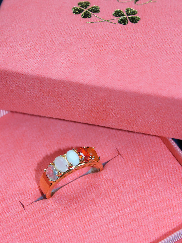 Pierścionek Janet Crystal Pico Copenhagen z kolorowymi kryształkami i wzorem serca po bokach.&nbsp;

Dostępny w różnych rozmiarach.