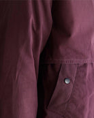 Luźna, sprana kurtka Jazlin Burgundy marki Bellerose w burgundowym kolorze z długimi rękawami i kołnierzem typu baby cord, który można nosić jako komin lub podwinąć jako kołnierzyk koszulowy. Z przodu znajduje się klapa kryjąca ukośne kieszenie, a z tyłu zapięcie na zatrzaski. Zapinana na zamek błyskawiczny i zatrzaski. Posiada pikowaną podszewkę.&nbsp;

-Luźny krój

-Kołnierz typu baby cord

-OVERSIZE. Jeśli chcesz uzyskać efekt zaprezentowany na modelce zamów kurtkę w swoim rozmiarze. Jeśli chcesz żeby by