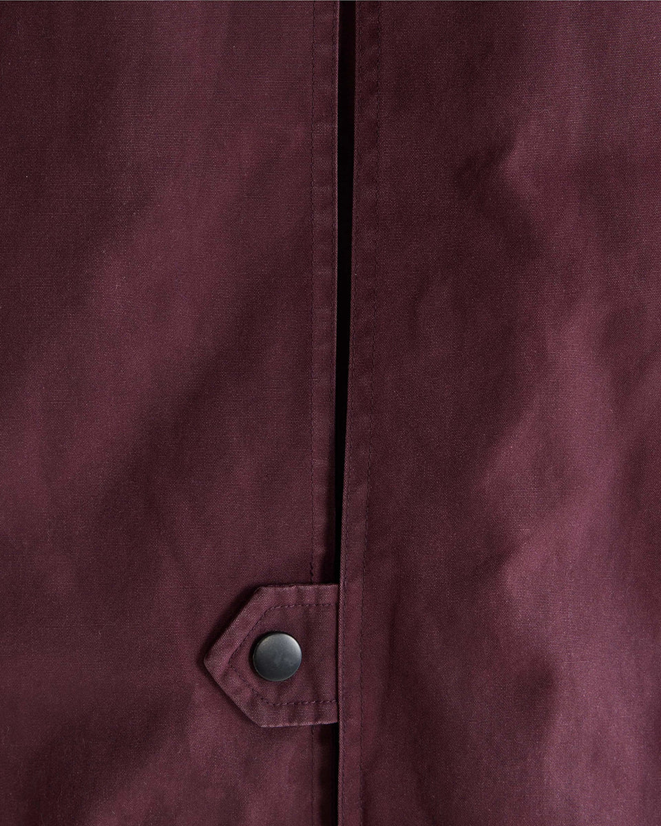 Luźna, sprana kurtka Jazlin Burgundy marki Bellerose w burgundowym kolorze z długimi rękawami i kołnierzem typu baby cord, który można nosić jako komin lub podwinąć jako kołnierzyk koszulowy. Z przodu znajduje się klapa kryjąca ukośne kieszenie, a z tyłu zapięcie na zatrzaski. Zapinana na zamek błyskawiczny i zatrzaski. Posiada pikowaną podszewkę.&nbsp;

-Luźny krój

-Kołnierz typu baby cord

-OVERSIZE. Jeśli chcesz uzyskać efekt zaprezentowany na modelce zamów kurtkę w swoim rozmiarze. Jeśli chcesz żeby by