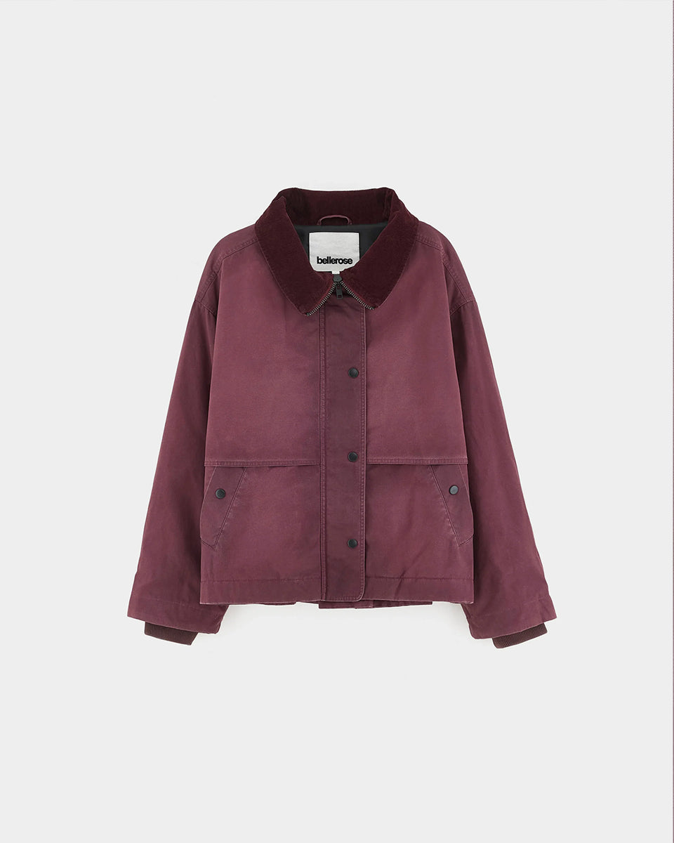Luźna, sprana kurtka Jazlin Burgundy marki Bellerose w burgundowym kolorze z długimi rękawami i kołnierzem typu baby cord, który można nosić jako komin lub podwinąć jako kołnierzyk koszulowy. Z przodu znajduje się klapa kryjąca ukośne kieszenie, a z tyłu zapięcie na zatrzaski. Zapinana na zamek błyskawiczny i zatrzaski. Posiada pikowaną podszewkę.&nbsp;

-Luźny krój

-Kołnierz typu baby cord

-OVERSIZE. Jeśli chcesz uzyskać efekt zaprezentowany na modelce zamów kurtkę w swoim rozmiarze. Jeśli chcesz żeby by