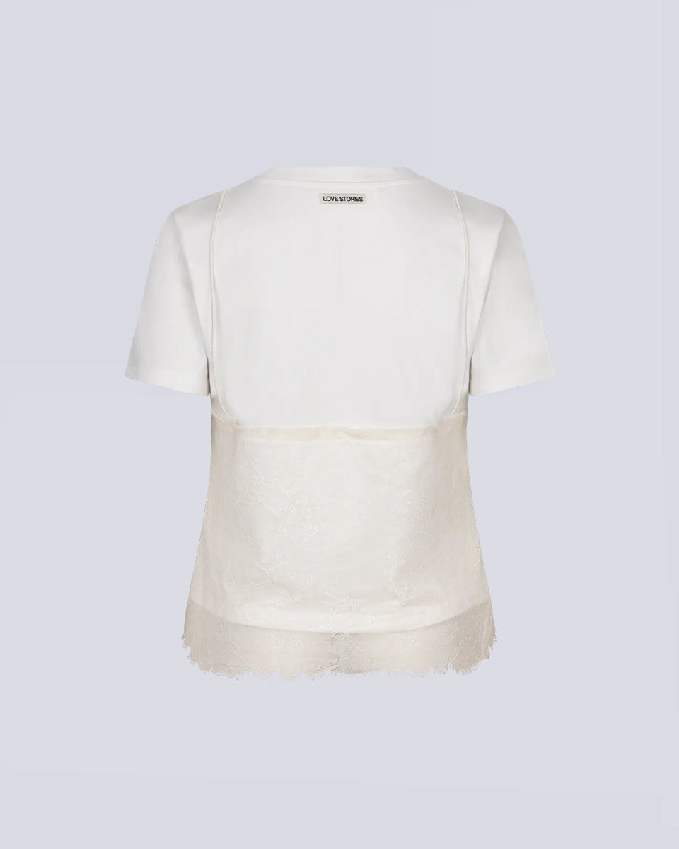 Biały, pudełkowy, krótki t-shirt Jenn White z wszytą koronkową częścią, która tworzy warstwowy efekt. Z tyłu pod kołnierzykiem posiada naszywkę z logo marki. Wykonany z miękkiej, bawełnianej tkaniny.&nbsp;