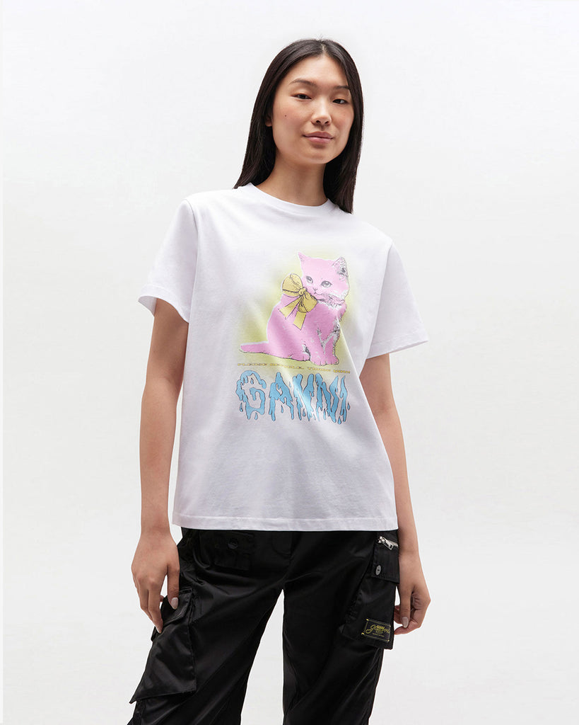 Luźny, bawełniany, biały t-shirt 4339 BASIC COTTON JERSEY NEON KITTY GANNI z okrągłym dekoltem i krótkim, szerokim rękawem. Z przodu posiada grafikę z uroczym kotem oraz logo GANNI. Wykonany z miękkiej bawełny organicznej. Idealny z jeansami lub spódnicą.