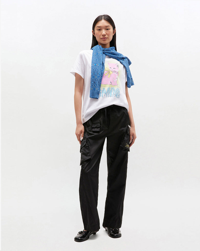 Luźny, bawełniany, biały t-shirt 4339 BASIC COTTON JERSEY NEON KITTY GANNI z okrągłym dekoltem i krótkim, szerokim rękawem. Z przodu posiada grafikę z uroczym kotem oraz logo GANNI. Wykonany z miękkiej bawełny organicznej. Idealny z jeansami lub spódnicą.