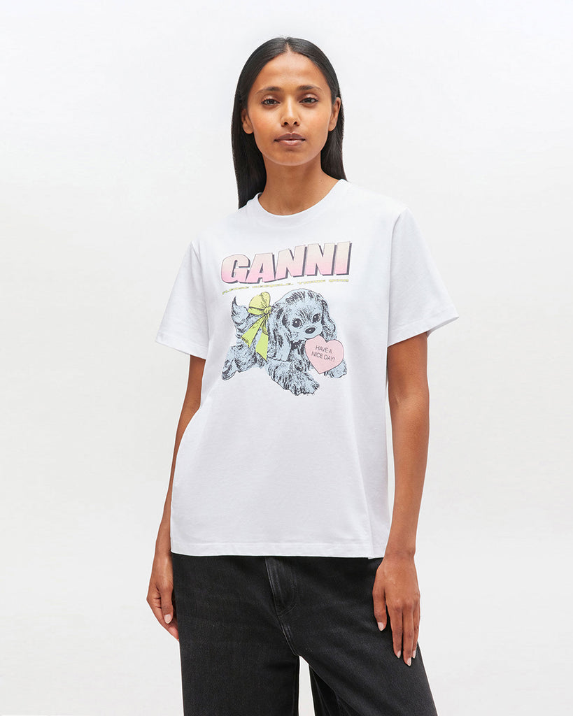 Luźny, bawełniany, biały t-shirt 4334 BASIC COTTON JERSEY NEON PUPPY GANNI z okrągłym dekoltem i krótkim, szerokim rękawem. Z przodu posiada grafikę z uroczym pieskiem oraz logo GANNI. Wykonany z miękkiej bawełny organicznej. Idealny z jeansami lub spódnicą.