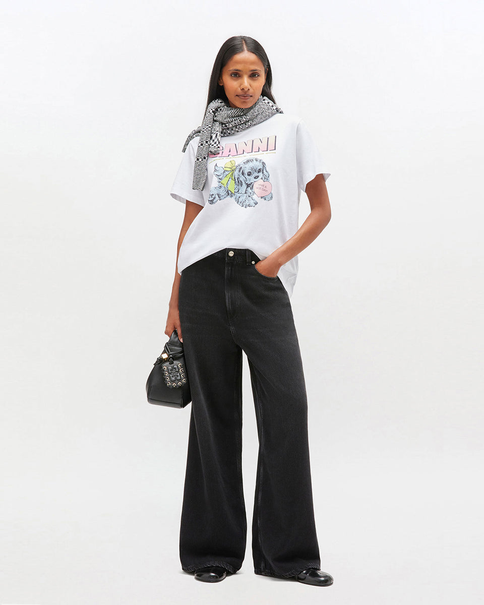 Luźny, bawełniany, biały t-shirt 4334 BASIC COTTON JERSEY NEON PUPPY GANNI z okrągłym dekoltem i krótkim, szerokim rękawem. Z przodu posiada grafikę z uroczym pieskiem oraz logo GANNI. Wykonany z miękkiej bawełny organicznej. Idealny z jeansami lub spódnicą.