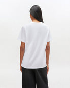 Luźny, bawełniany, biały t-shirt 4334 BASIC COTTON JERSEY NEON PUPPY GANNI z okrągłym dekoltem i krótkim, szerokim rękawem. Z przodu posiada grafikę z uroczym pieskiem oraz logo GANNI. Wykonany z miękkiej bawełny organicznej. Idealny z jeansami lub spódnicą.