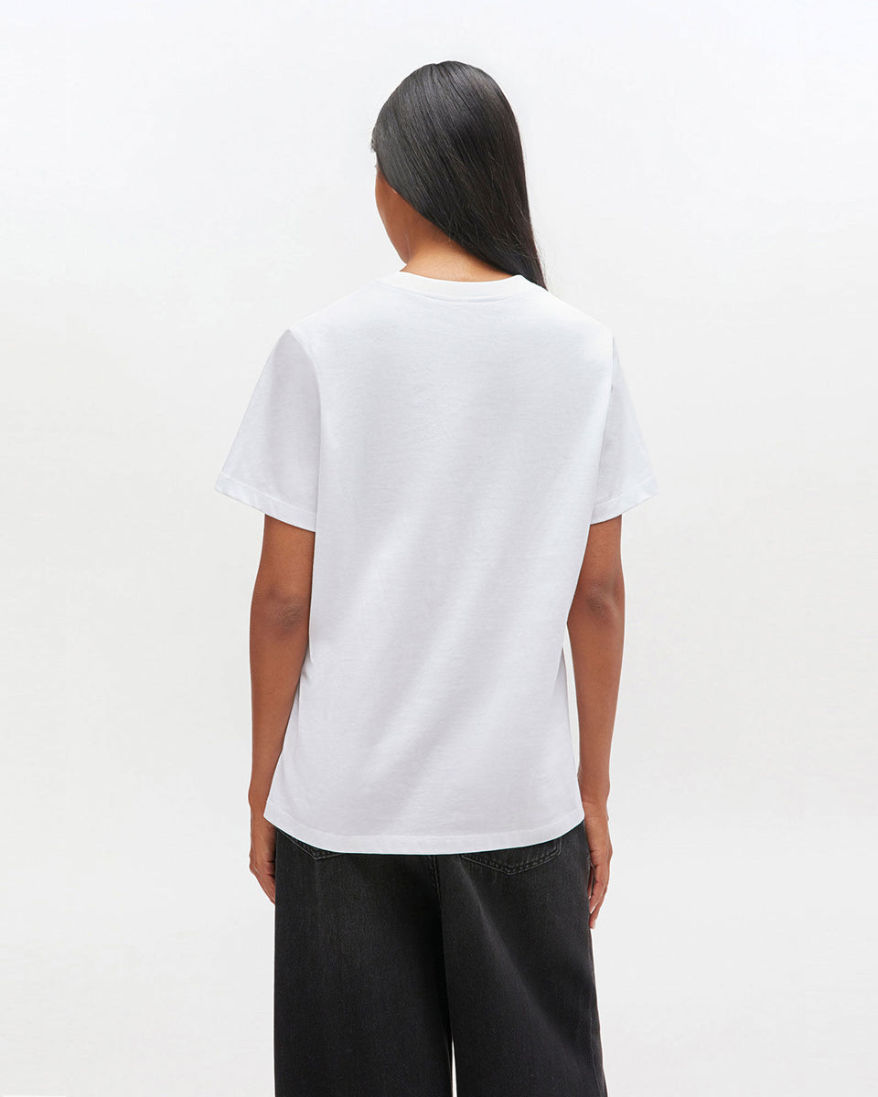 Luźny, bawełniany, biały t-shirt 4334 BASIC COTTON JERSEY NEON PUPPY GANNI z okrągłym dekoltem i krótkim, szerokim rękawem. Z przodu posiada grafikę z uroczym pieskiem oraz logo GANNI. Wykonany z miękkiej bawełny organicznej. Idealny z jeansami lub spódnicą.